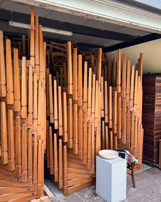 Sedie e tavoli rustici in legno