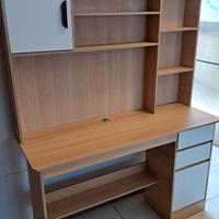 scrivania con libreria