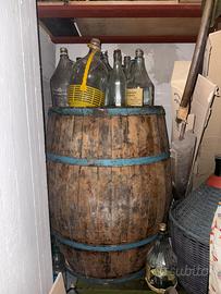 Botte in legno rustica per conservazione del vino