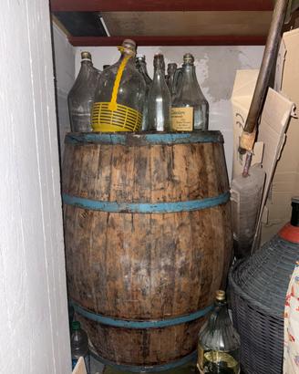 Botte in legno rustica per conservazione del vino