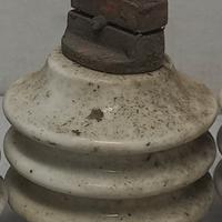 ISOLATORE ELETTRICO IN PORCELLANA 