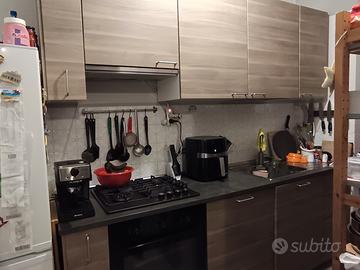 Cucina lineare Ikea con elettrodomestici 