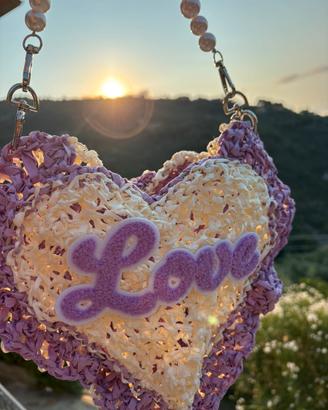 Borsa in rafia panna e viola con manico di perle