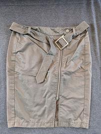 Gonna al ginocchio Motivi