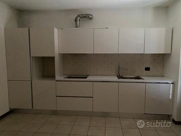 Cucina  bianca lucida anno 2022  metri 3.90