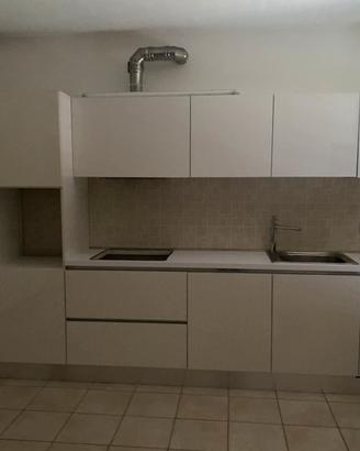 Cucina  bianca lucida anno 2022  metri 3.90