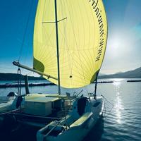 Catamarano a vela in carbonio noleggio