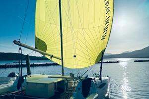 Catamarano a vela in carbonio noleggio