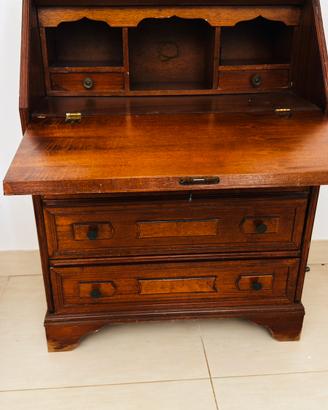 Scrittoio in legno massello con cassetti