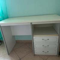 Scrivania con cassetti