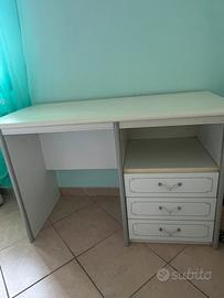 Scrivania con cassetti