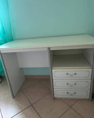 Scrivania con cassetti