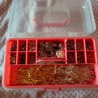 Valigetta con materiale per creazione di gioielli