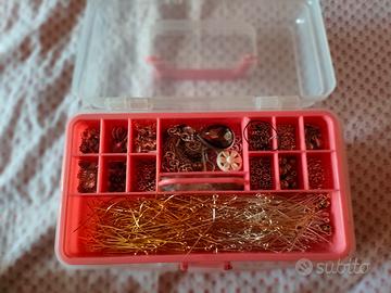 Valigetta con materiale per creazione di gioielli
