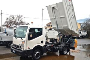 Nissan NT 400  patente B, per raccolta rifiuti