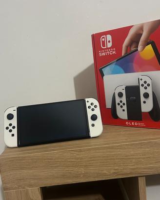 Nintendo Switch OLED Bianca + 3 Giochi