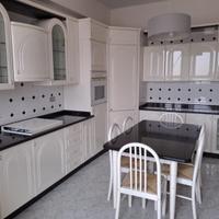 Cucina con piano e tavolo in marmo  nero assoluto