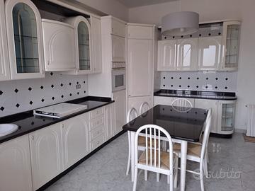 Cucina con piano e tavolo in marmo  nero assoluto