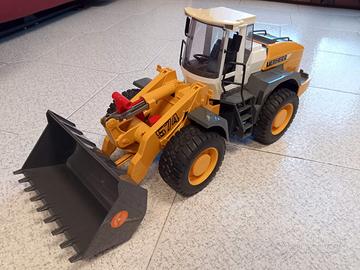 Bruder Ruspa con Pala Liebherr 574