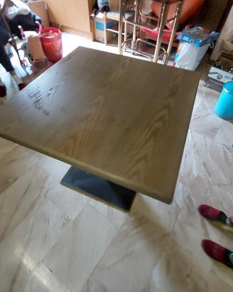 Tavolo quadrato in legno