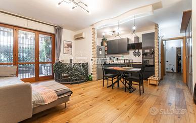 TRILOCALE DOPPI SERVIZI CON GIARDINO, TAVERNA, BOX