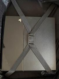 PlayStation 4 con giochi e controller