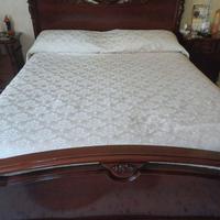 Letto matrimoniale in legno classico