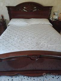 Letto matrimoniale in legno classico