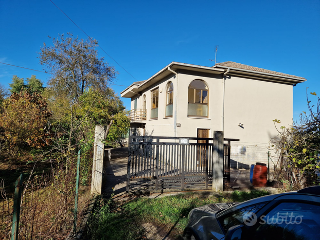 Casa indipendente+ terreno