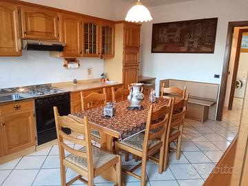 cucina + credenza + tavolo