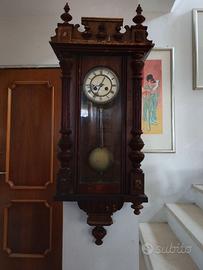 Antico orologio a pendolo