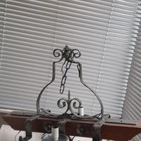 LAMPADARIO IN FERRO BATTUTO E LEGNO