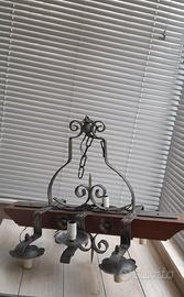 LAMPADARIO IN FERRO BATTUTO E LEGNO
