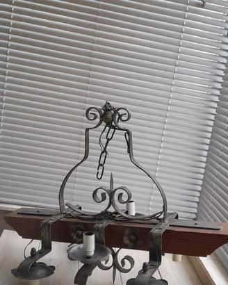 LAMPADARIO IN FERRO BATTUTO E LEGNO