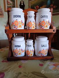 Mensola porta spezie con barattoli in ceramica 