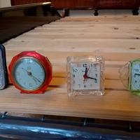 14 sveglie e un orologio da parete vintage