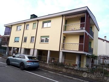 Ampio tricamere con 3 posti auto