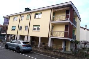 Ampio tricamere con 3 posti auto