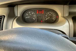 Renault Traffic con sponda idraulica