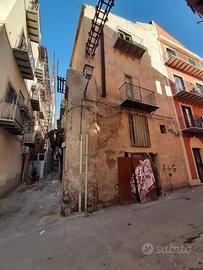 Pressi Mercato del Capo palazzina indipendente