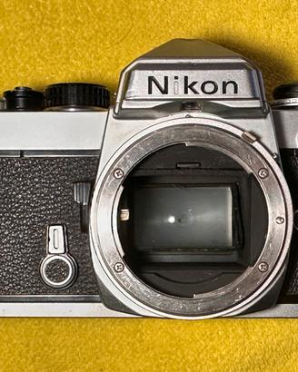 Nikon FE reflex testata