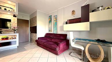 Delizioso bivano arredato com ampia veranda