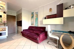 Delizioso bivano arredato com ampia veranda