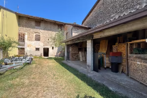 Rustico in sasso con giardino: una casa tutta d...