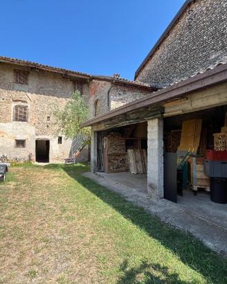 Rustico in sasso con giardino: una casa tutta d...