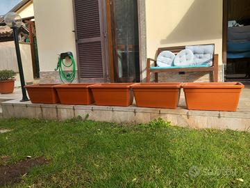 Cinque vasi in plastica