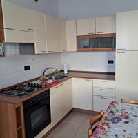 Cucina + elettrodomestici +2 reti + tavolo sedie