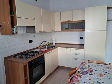 Cucina + elettrodomestici +2 reti + tavolo sedie