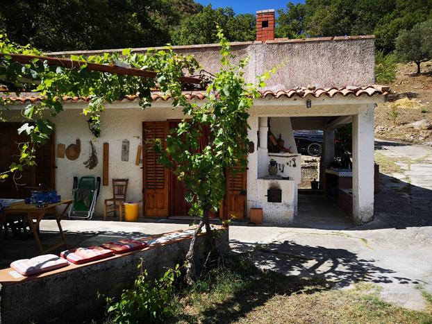 Casetta in Stile Rustico con Terreno a Cefalù