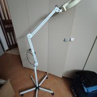 lampada da studio con lente d'ingrandimento 